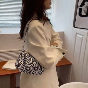 ลายเสือ กระเป๋าผ้า ราคา 69 บาท: พร้อมส่ง กระเป๋าผ้า ลายเสือ เนื้อลูกฟูกริ้วเล็ก