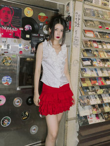 เสื้อเชิ้ตคอวีแขนกุดผ้าซาตินสีขาวสไตล์ฮ่องกงย้อนยุคฤดูร้อนปี 2023 ทรงเข้ารูป ลายจุด กระดุมหน้า ทรงปกติ