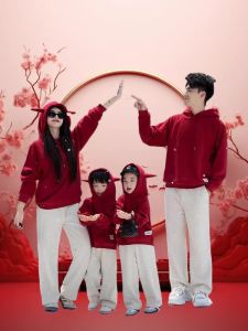 ชุดกันหนาวฤดูใบไม้ร่วงและฤดูหนาวสำหรับครอบครัวในช่วงปีใหม่ สไตล์เกาหลี ชุดสเวตเตอร์คอวีสีแดง ชุดกันหนาวสำหรับครอบครัว ชุดเด็ก ชุดคุณแม่ ชุดคุณแม่และลูก