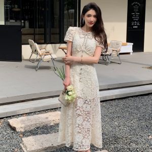 ชุดเดรสยาวปานกลางสไตล์ฝรั่งเศสย้อนยุคพร้อมโบว์ผีเสื้อและลูกไม้ กระโปรงทรงเอเข้ารูปสำหรับผู้หญิง ฤดูใบไม้ร่วง 2025 ใหม่