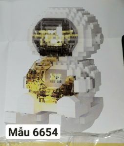 Lắp ráp 1 hộp Mô hình Phi hành gia có nhiều chi tiết bằng nhựa và có đèn led rất đẹp