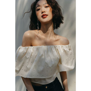 Rosebank เสื้อเชิ้ตเอวสูงแบบสั้นขอบหยักคอปาดติดไข่มุกฝังเพชรงานประณีตเพชรแวววาว