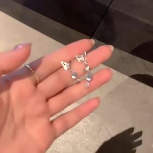 ต่างหูแฟชั่นเกาหลีต่างหูพู่หัวใจต่างหูสตั๊ดผีเสื้อมูนสโตนต่างหูเงินสเตอร์ลิงเรียบง่าย ต่างหูด