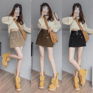 Lucky stars กระโปรงยีนส์เอวสูง กิมมิคแต่งเข็มขลัดเท่ห์ๆ ด้านหน้ากระเป๋าสองข้าง มีซับในด้วย ทรงสวยใส่สบาย มี3สีพร้อมส่งค่ะ