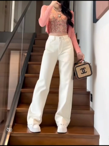 White Jeans & Loose Straight Trousers: Stylish & Comfortable Pants for Petite Women