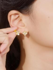 ZHOU LIU FU 周六福 S925 Sterling Silver Earrings Shell Studs Lucky Four-Leaf-Clover Earring for Women Girl J0914771