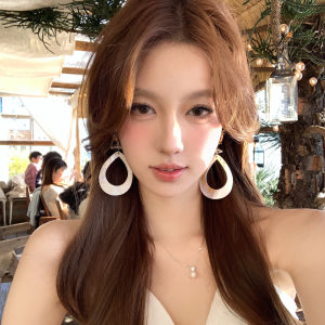 ต่างหูรูปหยดน้ำทะเลสีขาวประดับมุกน้ำจืดสำหรับผู้หญิงในช่วงวันหยุดที่ชายหาด ต่างหูแฟชั่นแบบประดับมุกน้ำจืด 2 ชิ้น