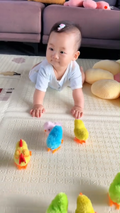 ลูกเจี๊ยบไขลานน่ารัก 4 สี ของเล่นเสริมพัฒนาการเด็ก ฝึกการเคลื่อนไหว การมองเห็น ใช้งานง่าย ปลอดภัยสำหรับทารก