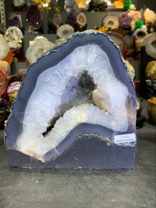 clear quartz white crystal cave geode💯天然白水晶洞 钛晶&方解石共生矿✅ 2cm蓝玛瑙边 带有绿幽灵 (如定制实木底座另加RM60)👈🏻optional  高height: 20cm  宽width: 19.5cm x 15.5cm   洞Hole: 3cm  重weight: 7.4kg  📍Johor Bahru 区可自行取货或邮寄服务