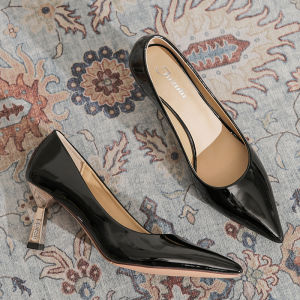 รองเท้าส้นสูงหัวแหลมสีเหลืองมะกอกหรูหราสไตล์ฝรั่งเศส รองเท้าส้นเดี่ยวสำหรับผู้หญิง ทรงหัวแหลม ด้านบนทำจากหนัง PU สำหรับใส่ไปทำงาน