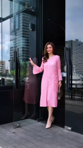 Cutie Minute Pleated อก ฟรีไซส์  40"-72" เดรสผ้าอัดพลีทลายกระดูกงู เนื้อผ้าสัมผัสนุ่ม สีพื้นเรียบหรู มาพร้อมความหรูด้วยดอกไม้งานปราณีต