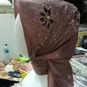 Hijab Pesta Mewah Terbaru Bahan Gliter Kilat Import Premium Bukan Bahan Biasa Model Segi Empat Jilbab Kondangan Instan Mudah Dibentuk Tidak Licin Tidak Gerah Tidak Lepek Kerudung Seragam Besanan Acara Nikahan Wanita Muslim Terlaris Masa Kini Grosir BTG