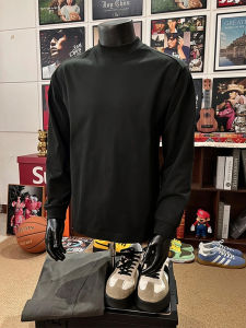 เสื้อยืดแขนยาวผู้ชายผ้าฝ้ายแท้สไตล์อเมริกัน ทรงหลวม ปกเล็ก สีดำ ทรงเข้ารูป เสื้อชั้นใน แฟชั่นฤดูใบไม้ร่วง