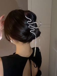 Klip Rambut 🐻金属风闪钻波浪流苏发夹轻奢大气高级感鲨鱼夹女 Metallic style diamond wave tassel hairpin light luxury atmosphere high-grade shark clip for women