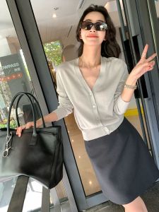 เสื้อคาร์ดิแกนถักคอวีผ้าขนสัตว์บางสำหรับผู้หญิงช่วงต้นฤดูใบไม้ผลิ เสื้อคลุมปรับอากาศแขนยาวทรงหลวม สีพื้น