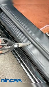 Dán bậc cửa ô tô chống trầy xước bằng Carbon chính hãng MINCAR và loại inox có đèn LED