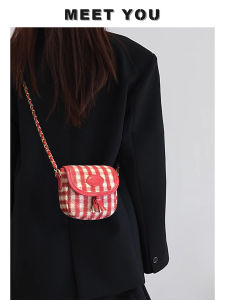 กระเป๋าสะพายข้างผู้หญิงสีแดง Mini Chain ขนาดเล็กหรูหรา สไตล์ใหม่ ปี 2025 กระเป๋าสะพายข้างสำหรับงานแต่งงานแบบสะพายข้างแบบสะพายข้างแบบลำลอง