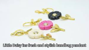 New Exquisite Daisy Keychain Beautiful And Creative Flower Keychain Pendant Multi-Functional Wallet Charm Womens Jewelry Gift