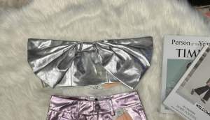 กางเกงยีนส์ทรงกระบอก เอวสูง ฟอกสีเมทัลลิค เงาๆวาวๆ ดูมีมิติ