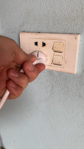 Phích cắm điện 2 chân tích hợp nút công tắc