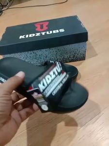 KIDZTUBS Sandal Anak Laki-Laki Karet Slipper Slide Selop Slipon Jepit Karakter Warna Hitam Usia 6-10 Tahun 1215100424