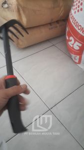 Garpu Tanah Mini Garukan Rumput Taman Alat Berkebun Bahab Tahan Karat