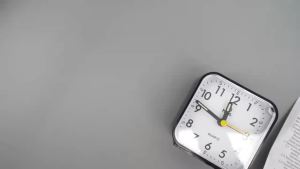 Analog Alarm Clock Battery Operated Analog Desk Clock Portable Silent Bedside Clock with Night Light for Bedroom Bedside
