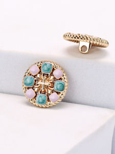 Retro Luxury Hollow Metal Button for Knitted Sweater And Chiffon Shirt High End Vintage Style Resin And Metal Sewing Accessory