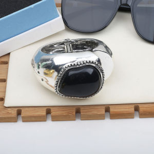 Retro Aged Black Resin Bracelet Exaggerated High-End Spring Open Hand Ring for Women Elegant Fashion Jewelry Accessories