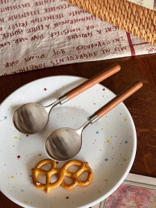 High-End Walnut Wooden Long-Handled Dessert Spoon Elegant Vintage Design Large round Yogurt Spoon for Home Use Dining Utensils