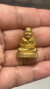 K405 รูปหล่อ หลวงปู่ทวด หลวงพ่อทวด เหยียบน้ำทะเลจืด วัดช้างไห้ ปัตตานี เนื้อโลหะ สีทอง ขนาด 2.0X3.0 ซม.