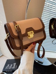 กระเป๋าสะพายข้างทรงสี่เหลี่ยมเล็กแฟชั่นสำหรับผู้หญิง ฤดูใบไม้ผลิ 2024 กระเป๋าสะพายข้างแบบสะพายไหล่ข้างเดียวสไตล์วินเทจสุดเก๋