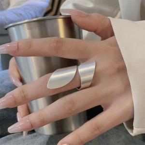 แหวนนิ้วชี้เปิดเงาสีเงินสไตล์เรียบง่ายดีไซน์เก๋ไก๋ไม่สมมาตรแหวนนิ้วชี้แบบโค้งงอสำหรับผู้หญิง เครื่องประดับแฟชั่น