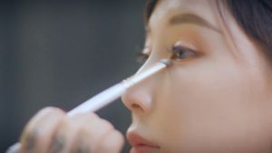 Lady Q ชุดแปรงแต่งหน้า 6 ชิ้น ไฮไลท์และอายแชโดว์ St06b ขนแปรงเนียนนุ่ม แน่นหนา คุณภาพดี สีติดง่าย ไม่หลุดร่อน ทนทาน พร้อมซองเก็บ