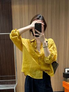 เสื้อเชิ้ตผ้าลินินสีเหลืองสำหรับผู้หญิง ฤดูร้อน 2024 ทรงใหม่ ทรงสั้น คอกลม แขนยาว ทรงตรง สไตล์ทำงาน เสื้อผ้าทำงาน