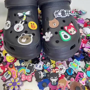 Paket Hemat! 50 Aksesori Sandal Tidak Berulang Acak dengan Berbagai Seri Kartun – Tempelan Stiker & Pin DIY Lucu!