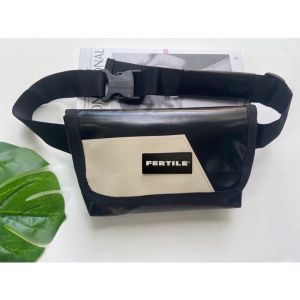 กระเป๋าผ้าใบ กระเป๋าคาดอก เฟอไทล แถมฟรีดันทรงกระเป๋า*พร้อมส่ง* สายสะพายไนล่อนปรับระดับได้ ผลิตจากผ้าใบกันน้ำได้