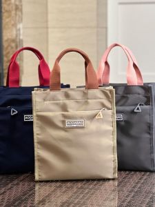 กระเป๋าผ้าใบผู้หญิงแบบมีสไตล์และหรูหรา กระเป๋าสะพายไหล่แบบลำลองสำหรับเดินทางไปทำงาน กระเป๋าเดินทางแบบพกพาเบาๆ กระเป๋าแม่