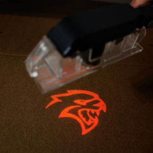 ไฟส่องประตู LED ลายเสือแดง 2 ชิ้น สำหรับ Scat Pack Challenger 2008-2019 Charger 2016-19