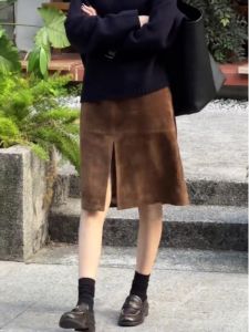 กระโปรงสั้นผู้หญิงสีเบจ ทรงหลวม ฤดูหนาว 2024 สไตล์เรโทร ลำลอง กระโปรงสั้นผ้าหนังสัตว์ ทรงเอ กระโปรงยาวปานกลาง