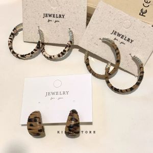 ต่างหูหนังลายเสือดาวสไตล์ฮ่องกงย้อนยุค เครื่องประดับแฟชั่นสำหรับผู้หญิง ต่างหูห่วงขนาดใหญ่ ต่างหูตกแต่งหูแบบไฮเอนด์ ต่างหูแฟชั่น