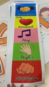 Decal chào hỏi Hug tiếng Anh Trang trí lớp học