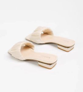 รองเท้าแตะหนังสีล้วนสำหรับผู้หญิง ทรงหัวเหลี่ยม ทรงแฟรี่ ผ้าไหม รองเท้าแตะส้นหนา สวมใส่สบาย รองเท้าลำลอง ฤดูร้อน 2024