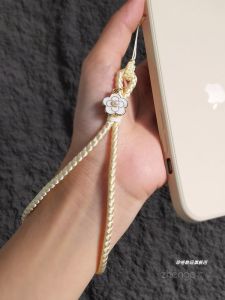 สร้อยคอโทรศัพท์ Zeng Short สำหรับผู้หญิง ปกโทรศัพท์มือถือ สายรัดข้อมือ สร้อยข้อมือ สร้อยคอ USB กล้อง ทนทาน ป้องกันการสูญหาย จี้ดอกชาติ