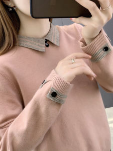 เสื้อสเวตเตอร์แฟชั่นฤดูใบไม้ร่วงสุดเก๋สำหรับผู้หญิงไซส์ใหญ่ เสื้อคลุมกันหนาวแบบสองชิ้นปลอมที่ดูเยาว์วัยและทันสมัย ​​เสื้อคลุมกันหนาวแบบสวมหัว