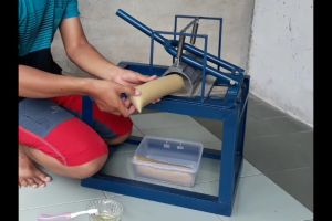 Mesin pemotong kerupuk puli bawang type manual model lama