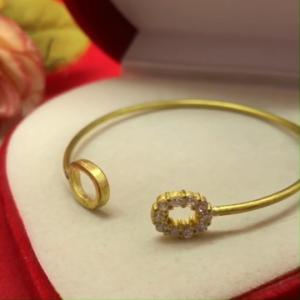 กำไล C งานดิบทองเหลืองลายโอฝังเพชร  ฟรีไซส์ งานแฟชั่น ปรับขนาดได้ งานดิบไม่ได้ชุบ ทองเหลืองโบราณ ใส่อาบน้ำได้ พร้อมส่ง