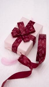 FinDee 1 ม้วน ริบบิ้นพิมพ์ลาย ใช้ตกแต่งกล่องของขวัญ ช่อดอกไม้วันวาเลนไทน์ งาน DIY กว้าง 2.5cm ความยาว 40หลา Ribbon