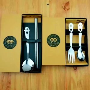 Bộ 2 Món Thìa Đũa Họa Tiết Mặt Cười Chất Liệu Inox Không Rỉ Kèm Hộp Giấy Bộ Muỗng Đũa Bằng Thép Không Gỉ Dùng Cá Nhân Tiện Lợi