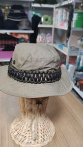 หมวกปีกสั้น สีครีมเข้ม หมวกถักเดินป่า ถักเชือกพาราคอตสะท้อนแสงอย่างดีเชือกสีดำ หมวกทรงสวย ผ้าหนาดูงูลูมาพร้อมสายรัดคางปรับระดับได้ พร้อมส่ง